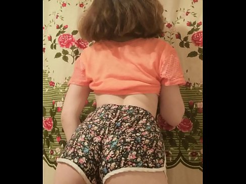 ❤️ Giovane pupa sexy fa uno striptease riprendendo i suoi pantaloncini alla telecamera ❤️❌ Video di sesso al it.josporn-com.ru ❌