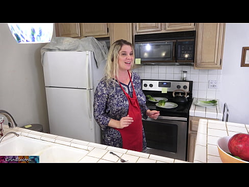 ❤️ Matrigna che lo munge in cucina prima del suo appuntamento ❤️❌ Video di sesso al it.josporn-com.ru ❌