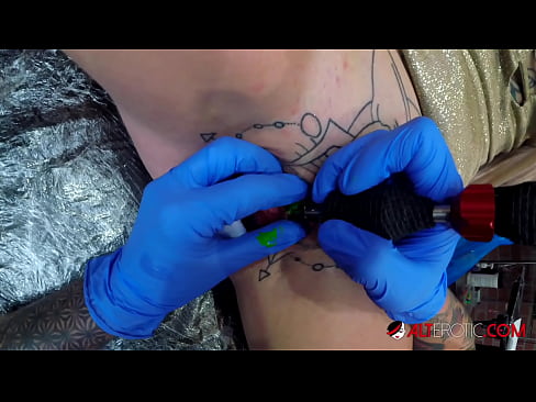 ❤️ Estremamente tatuato hottie Sully Savage ottenuto un tatuaggio sul suo clitoride ❤️❌ Video di sesso al it.josporn-com.ru ❌